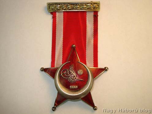 Oszmán Vas Félhold kitüntetés. Az 1915. március 1-én a szultán által alapított kitüntetés Gallipoli Csillag néven is ismert volt