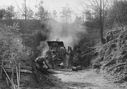 Német tüzérség lövi az orosz állásokat, 1915