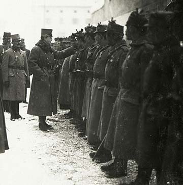 IV. Károly császár és király és Lütgendorff altábornagy (balra) megszemlélik a cs. és kir. XXI. hadtest csapatait 1917. január 18-án