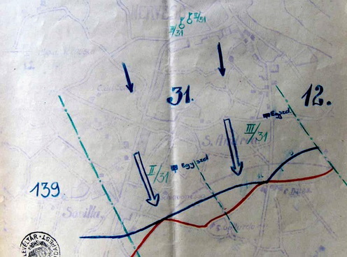 Az ezred előnyomulása Nervesán keresztül, a vasúti töltésig. Kék vonal: osztrák‒magyar állás, piros vonal: olasz állás.