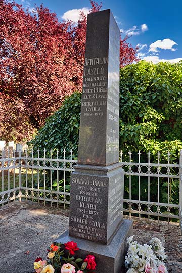 Bertalan László hadnagy neve a Bertalan család síremlékén Hajdúböszörményben a Nyugati temetőben