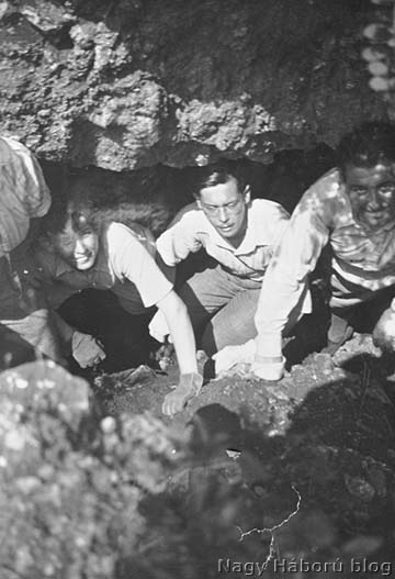 Báró Heim Géza 1937. július 6-án Miklós és Gábor fiával annak a kavernának a bejáratnál, ahonnan az olasz állások irányába az aknafúrás indult