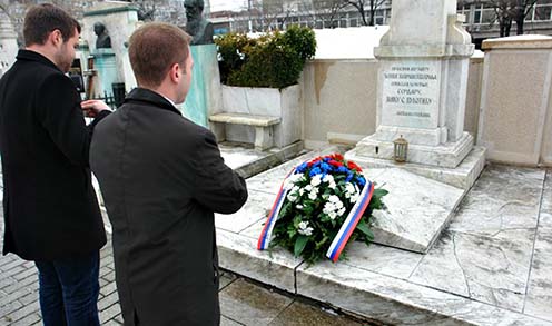 Janko Vukotić síremlékének megkoszorúzása a belgrádi Újtemetőben