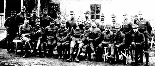 Thanhoffer Lajos hadnagy és tiszttársai. A hadnagy balról a harmadik álló személy