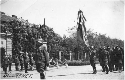 A 13. gyalogezred díszmenete a Rudolf-laktanya előtt, a háttérben látható az 1927-ben felavatott 10-es honvéd szobor