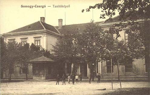 A csurgói magyar királyi állami tanítóképző épülete és udvara a diákokkal