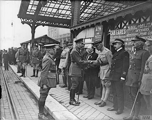 V. György király látogatása 1918-ban Calais-ban s találkozása belga és francia tisztekkel. Szerencséjük, hogy nem valósult meg a terv!