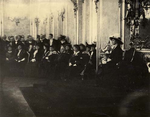 Zita királyné elnöklete alatt a királyi palota Habsburg-termében megalakul az Országos Hadigondozó Tanács. Az első sorban jobbról: Auguszta főhercegnő és Csernoch hercegprímás