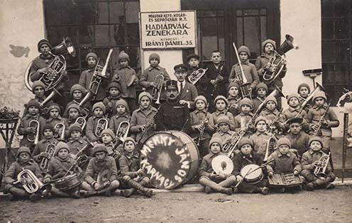 A Magyar Kefe- Kosár- és Seprőgyár Rt. hadiárvák zenekara kb. 1917-1918-ban