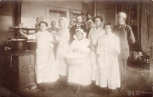 Önkéntes ápolónők a temesvári vasúti állomás betegnyugvójának konyháján
