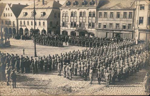 Katonai díszszemle Reichenberg (Liberec) főterén 1915-ben