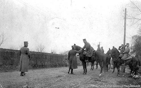 IV. Károly 1916. december 17-i szemléjén kezet fog Schamschula tábornokkal, a magyar kir. 41. honvéd gyaloghadosztály parancsnokával