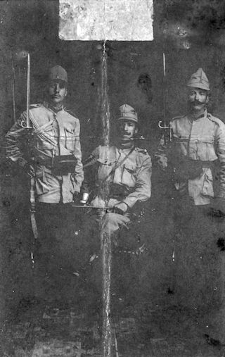 A belügyi iratban található műtermi fotón középütt látható katona „Stefan” a hírhedt bandavezér