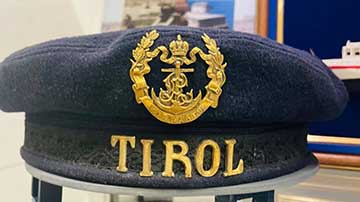 Matrózsapka a Tirol kórházhajóról, rajta a LLoyd társaság címerével