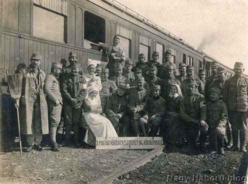 A Magyar Vöröskereszt Egylet 16. számú kórházvonatának személyzete 1916 áprilisában, a galíciai Stryjben