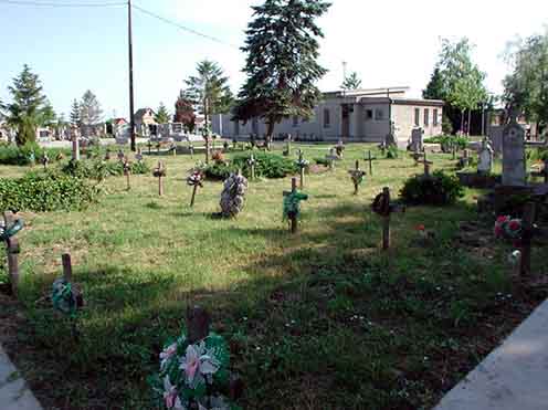 A magyarkanizsai első világháborús temetőparcella 2003-as felújítása előtt