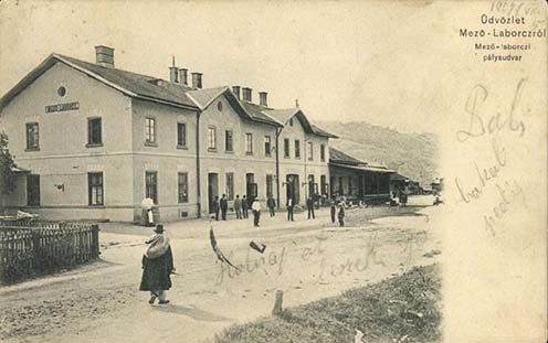 A mezőlaborci pályaudvar utcai homlokzata a „boldog békeidőben”