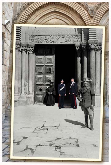 Olasz carabiniere őrt áll a jeruzsálemi Szent Sír bazilika bejárata előtt, 1917-ben és most