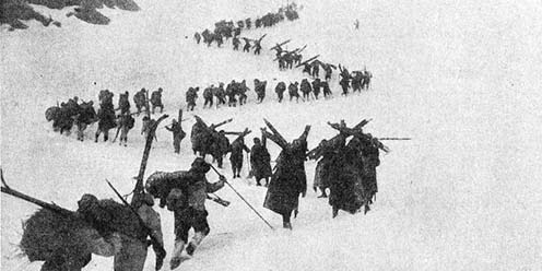 Olasz alpinik mennek fel egy 3000 méteres csúcsra, 1917