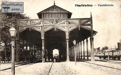 A püspökladányi vasútállomás fedett deszkacsarnoka. Az idők folyamán annyira megrongálódott (többször lángra kapott a gőzmozdonyokból kipattanó szikra miatt), hogy az első világháború után lebontották.
