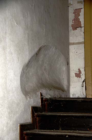 Romans – a 76. tábor kórház lépcsője, a falat azért vésték ki, hogy meg lehessen fordulni a hordággyal (Daniel Zorzin fotója)