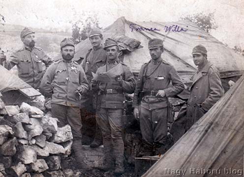 Kamniti temelj zgradbe s še platneno streho iz šotorskega krila novembra 1915. Bivališče v taboru nastanjenega vojaka Károlya Cservenke in njegovih tovarišev, vojakov 24. lovskega bataljona.