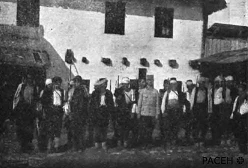 Alipašin most-i suckorok középen álló egyenruhás osztrák–magyar parancsnokukkal