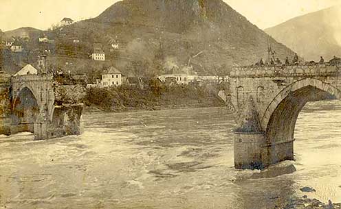 Az osztrák–magyar csapatok által lerombolt híd a Drinán Višegradban 1915-ben