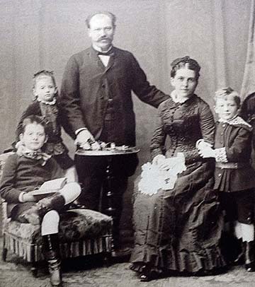 Dr. Szemenyei János budapesti köz- és váltóügyvéd, 1881–1884-ben országgyűlési képviselő, és családja. Baloldalt Kornél, a képen látható még Ilona és Andor is, a testvérei