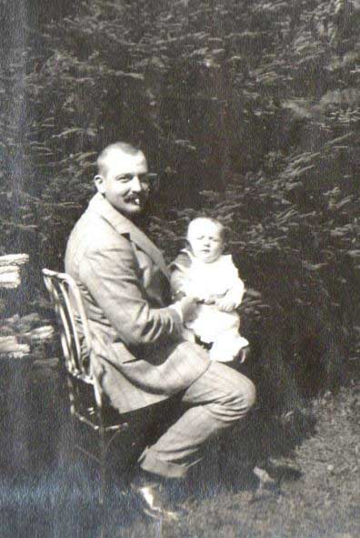 Dr. Szemenyei Kornél 1910-ben a Svábhegyen első gyermekével, Jancsikával