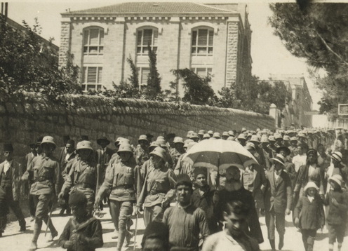 Osztrák–magyar tüzéregység trópusi sisakban Jeruzsálem utcáin 1916-ban