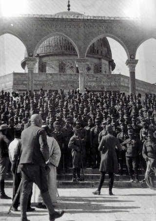 Osztrák-magyar katonák a jeruzsálemi Sziklamecset előtt 1916-ban