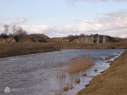 Az osowieci II. kiserőd partmenti része dél felől a Biebra folyóval