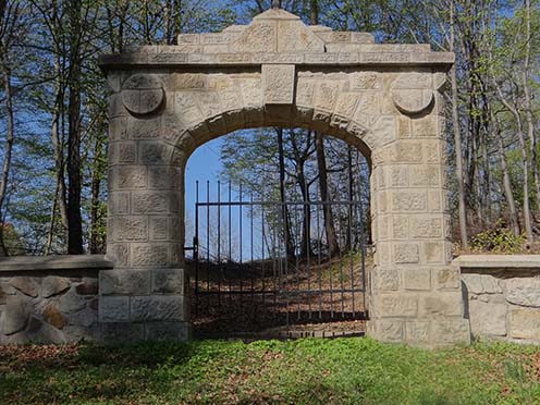 A leszczynai katonai temető bejárata