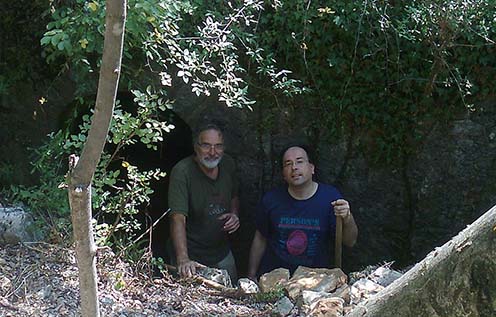 Marino Visintin és Roberto Visintin San Martino del Carsóban, a házuk kertjében található első világháborús lövészárokban, Heim Géza egykori kavernája előtt