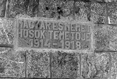 A cs. és kir. szolnoki 68. gyalogezred emléktáblája a temető kápolnájában az 1930-as években