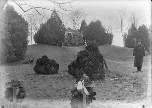 A Hősök Temetője 1919 körül. A képen még fából készült fejfák láthatók, ezeket később párnakövekre cserélték. A fotót valószínűleg Zoltai Lajos készítette. 