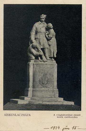 A kiskunlacházi hősi emlékmű képeslapon. Az emlékművet 1924-ben a református templom melletti kertben avatták fel