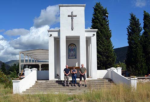 A mostari katonai temető kápolnája előtt a kutatócsoportunk, Molnár Tibor, Babos Krisztina és Pintér Tamás 2023. augusztus 29-én