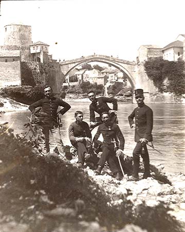 Osztrák–magyar katonák Mostarban a Neretva partján, az Öreghídnál