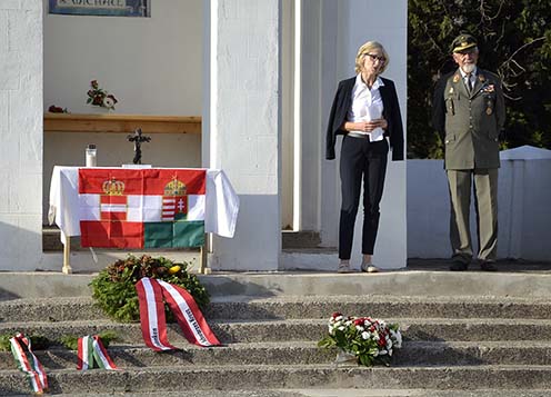 Ulrike Hartmann, Ausztria bosznia-hercegovinai nagykövete és hallgatósága a kápolna körül