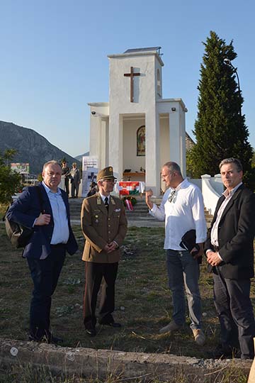 Az ünnepséget követően alapítványunk képviselői megbeszélést folytattak Sándor Attila alezredes, véderő, katonai és légügyi attaséval és Manuel Martinović mostari történésszel, aki a Bosznia-Hercegovinában épített osztrák–magyar erődökről írt terjedelmes kötetet