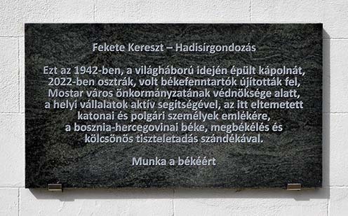 Az Osztrák Fekete Kereszt jóvoltából a kápolna oldalára magyarul is felkerült egy emléktábla