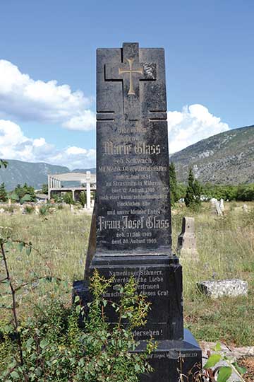 Glass Mária és Glass Ferenc József 1909-ben állított sírköve