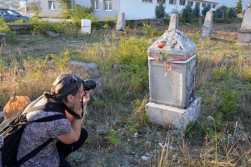 Babos Krisztina munkában Holczer Mihály sírkövénél