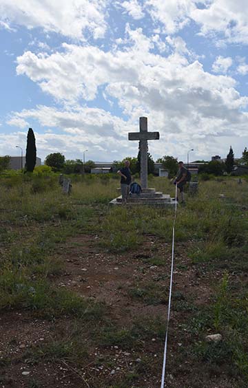 Molnár Tibor és Pintér Tamás a temető 2023. augusztusi felmérése közben