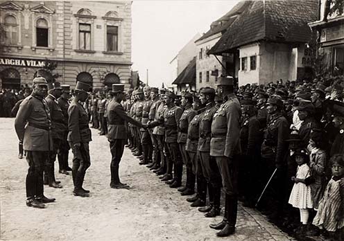 IV. Károly király 1917. június 16-án Csíkszeredán üdvözli a 39. gyaloghadosztály tisztjeit. A sorban ott áll valahol Purpriger főhadnagy is.