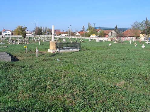A Zentai úti temető egykori katonai parcellájának kinézete napjainkban, középen Paganini százados síremléke