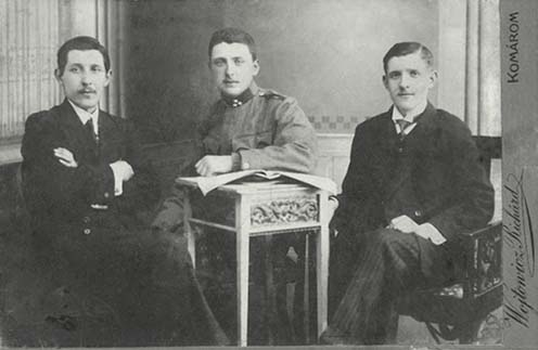 Lukovics István (középen) testvéreivel, jobbján József, balján Béla