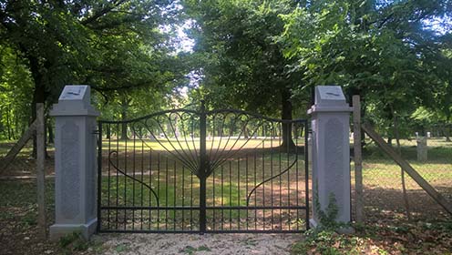 A temető kapuja napjainkban